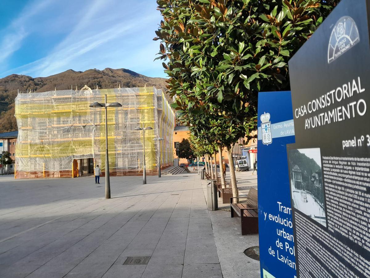 La plaza del Ayuntamiento de Laviana, con el edificio en obras.