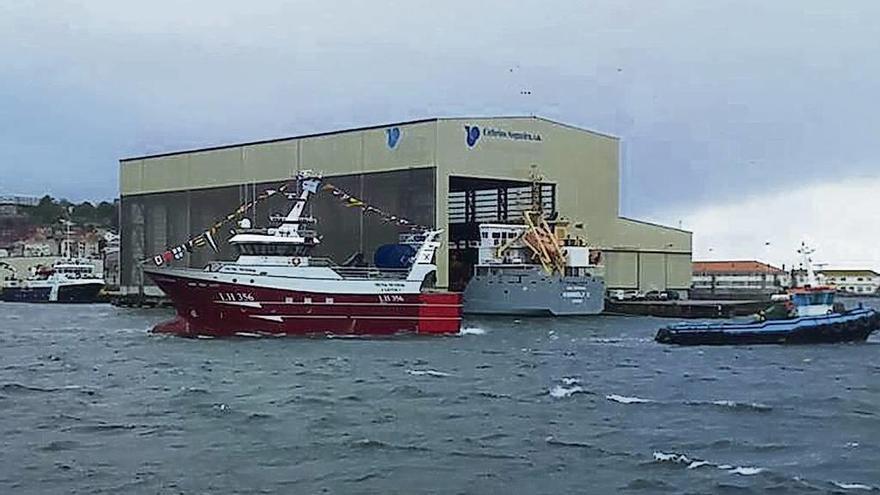 El arrastrero &quot;Henk Senior&quot; realizó ayer sus últimas pruebas de mar en el puerto de Marín. // S.A.