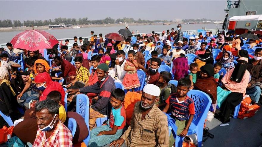 Bangladés continúa polémico traslado de refugiados rohinyás hacia una isla