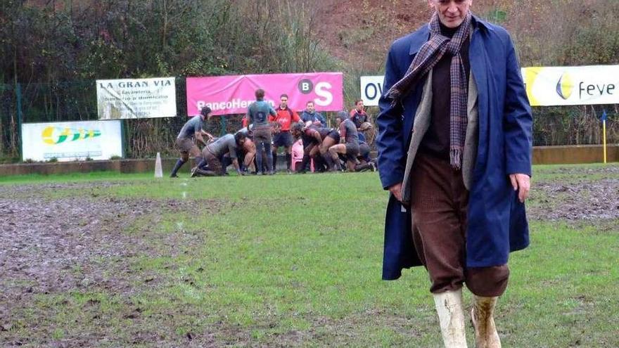 Jaime Martínez sale del campo de El Naranco durante un partido del Real Oviedo de rugby tras atender a un jugador.