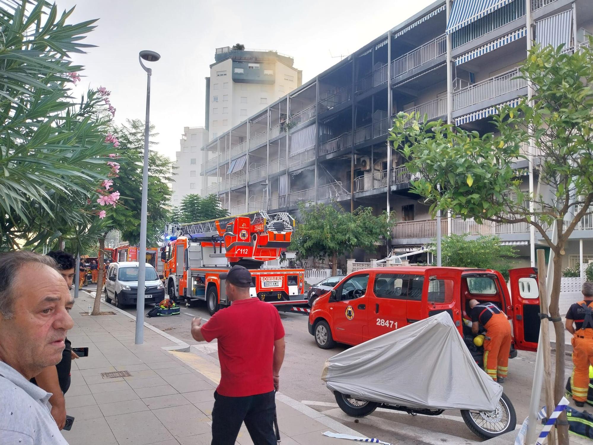 Así ha quedado el edificio incendiado en la playa de Gandia