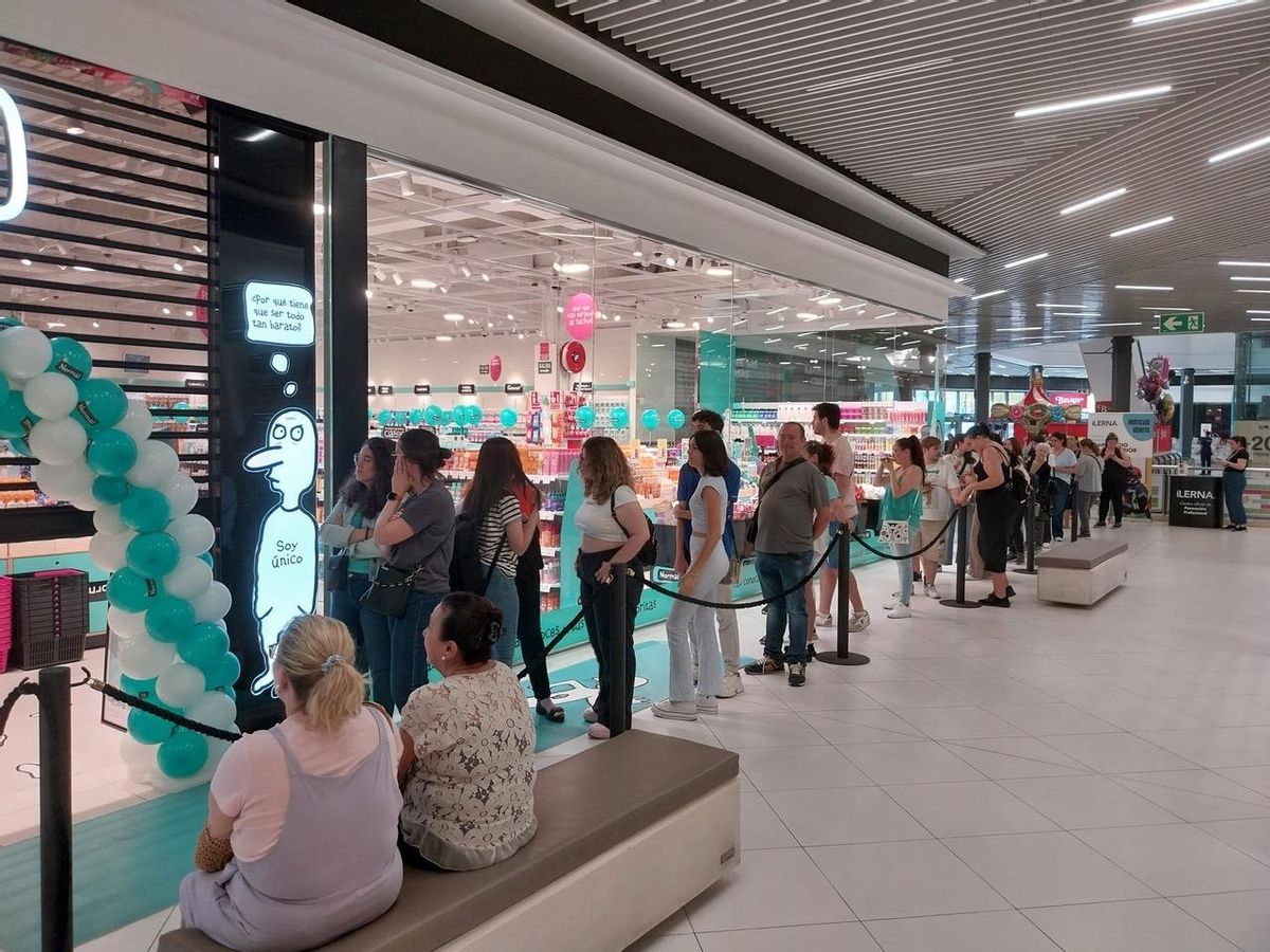 Colas por la apertura de Normal en el centro comercial La Sierra.