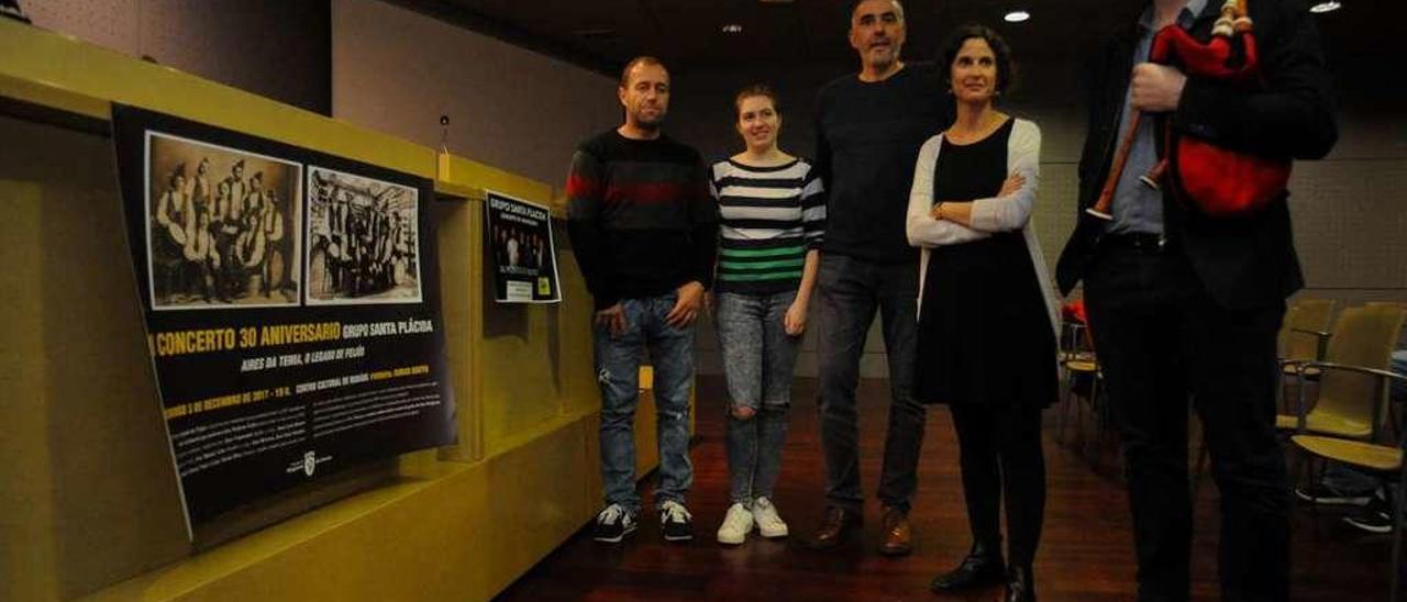 Los actos fueron presentados en el Auditorio con una réplica de la gaita del coro Aires da Terra. // I.A.