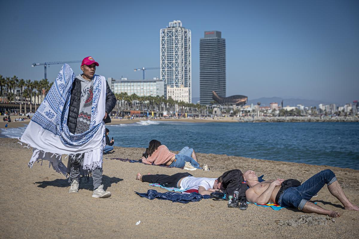 Los barceloneses acuden en masa a las playas de la ciudad para disfrutar del último día primaveral antes de la llegada del frío