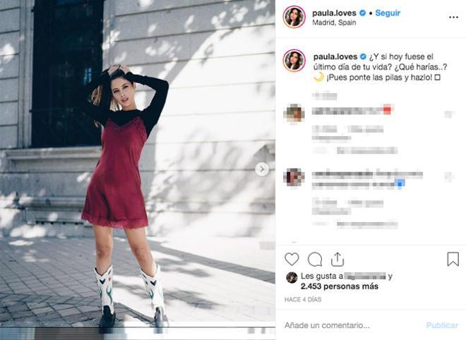 La estilista Paula Moya con botas 'cowboy' de flores de Mango