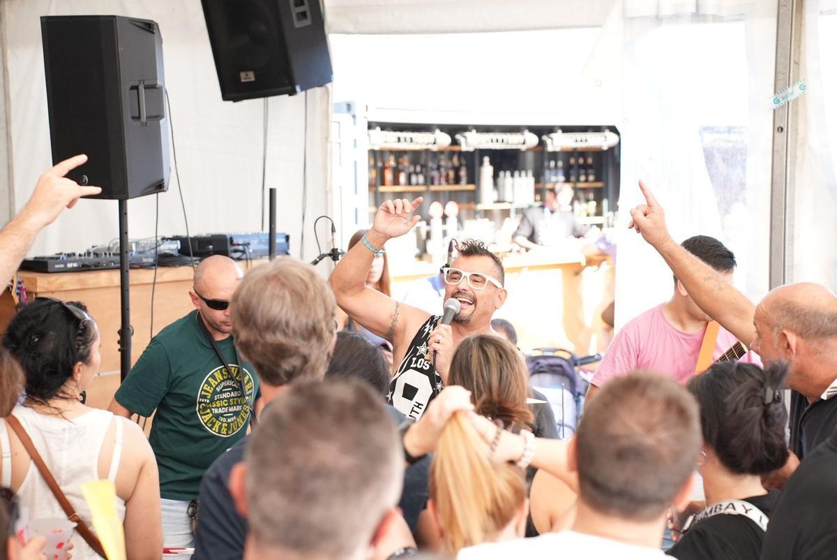 El concierto de A Movida en la carpa cafetería.