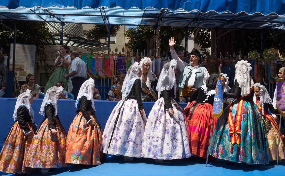 El Desfile de Entrega de Premios culmina con la entrega de más de 600 galardones a hogueras y barracas