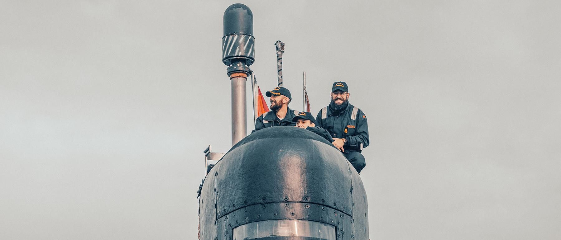 Desde la izquierda,  el comandante José Manuel Piñero,  el segundo comandante y el jefe de operaciones del Tramontana en  el puente de mando