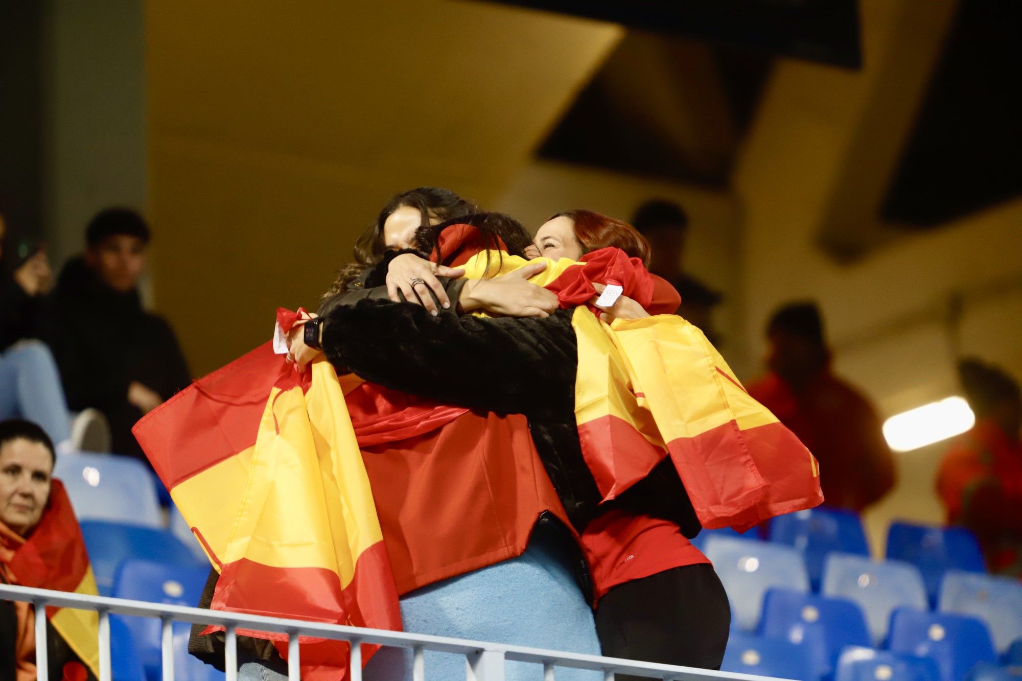 La grada de La Rosaleda vibra con la selección femenina de fútbol