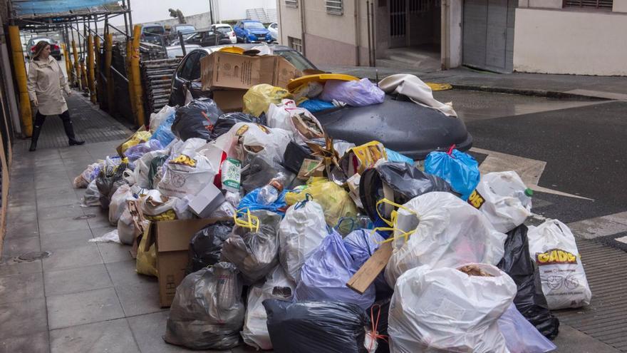 Basura acumulada en torno a contenedores en la calle Javier Fonte, en As Atochas. |   // CASTELEIRO/ROLLER AGENCIA