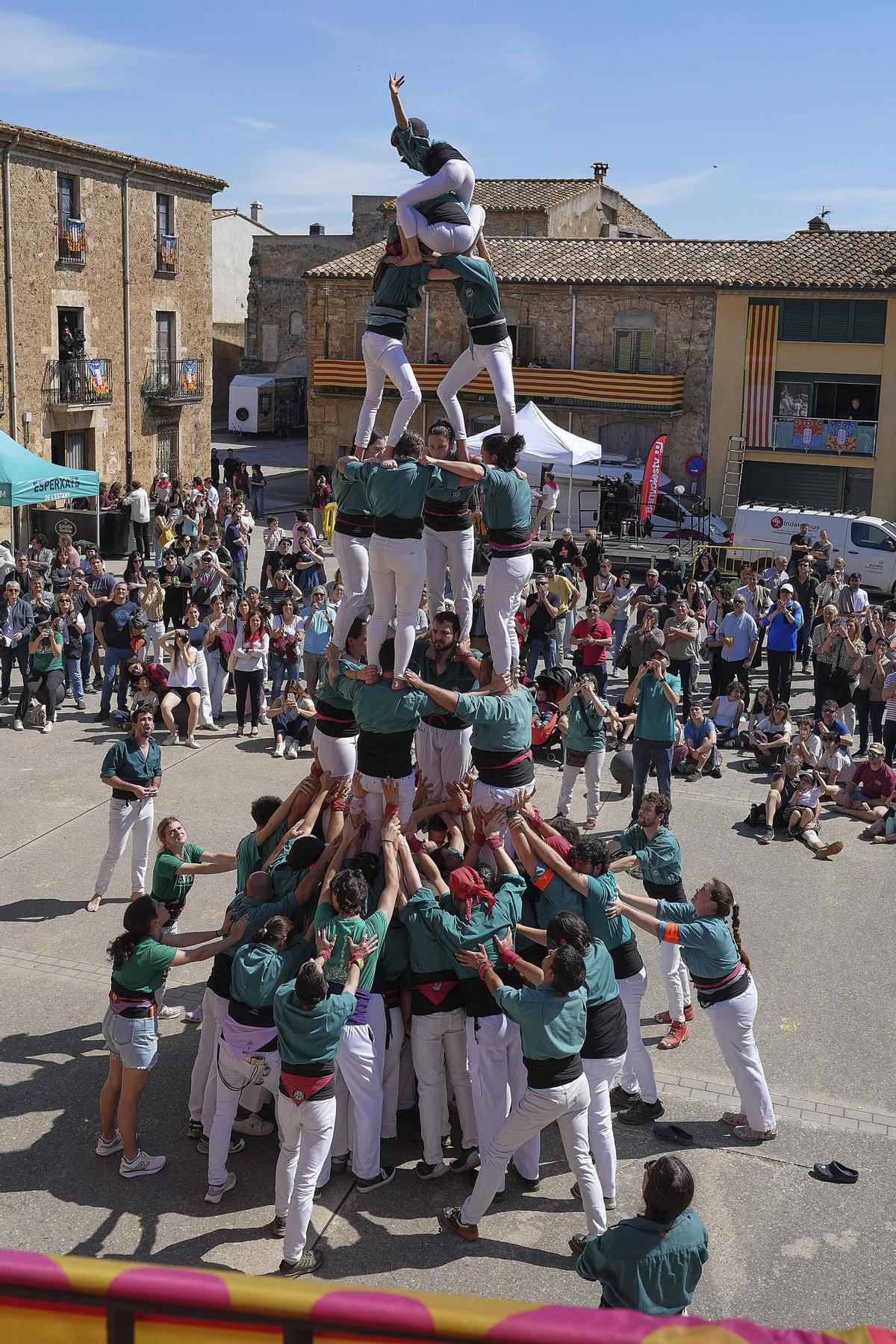 Les imatges de la plantada de l'arbre de Maig i del ball del Cornut de Cornellà del Terri Les imatges de la plantada de l'arbre de Maig i del ball del Cornut de Cornellà del Terri