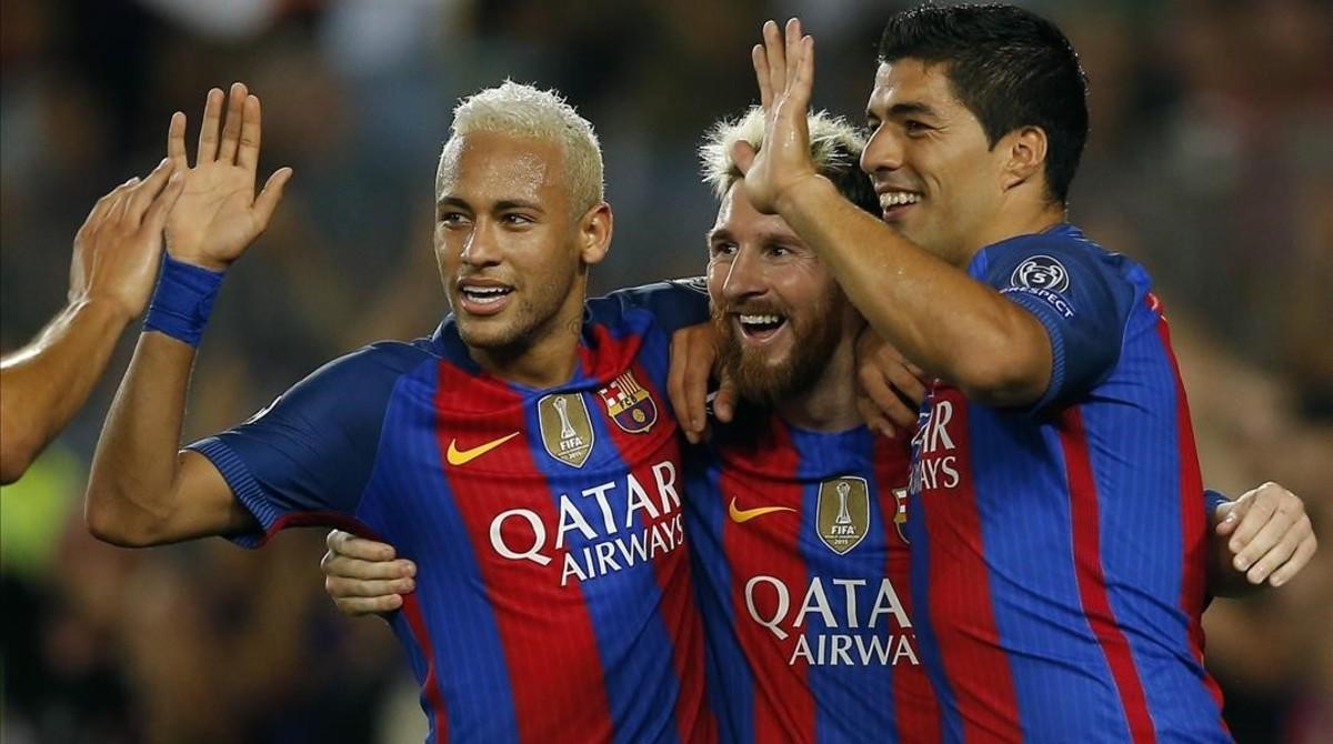 jcarmengol35514253 barcelona s lionel messi  center  celebrates with his teamma170103180156