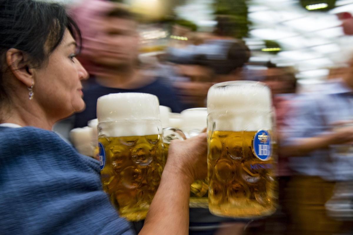 Una dona porta gerres de cervesa durant una festa de l'Oktoberfest, a Múnic