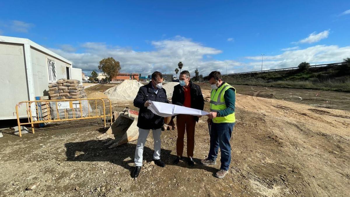 Infraestructuras inicia las obras de adecuación de la
zona verde de Llanos Virgen del Mar