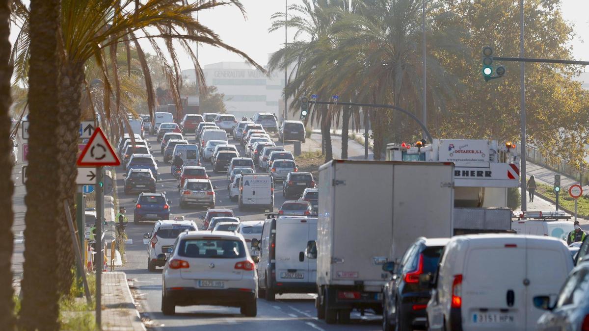 Atascos en la zona del bulevar sur esta mañana, en la ciudad de València.