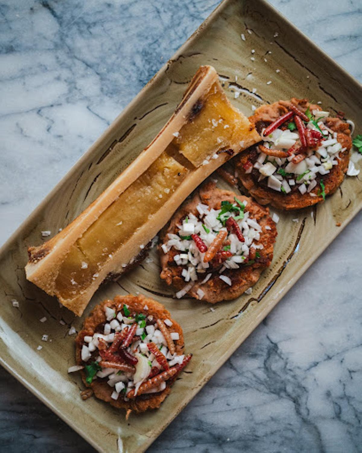 Sopes de tuétano, uno de los platos principales de Sede México.