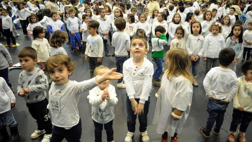 Todos los escolares de Vilanova se concentrarán hoy en el campo de fútbol de O Terrón para celebrar tan señalado día. // I. Abella