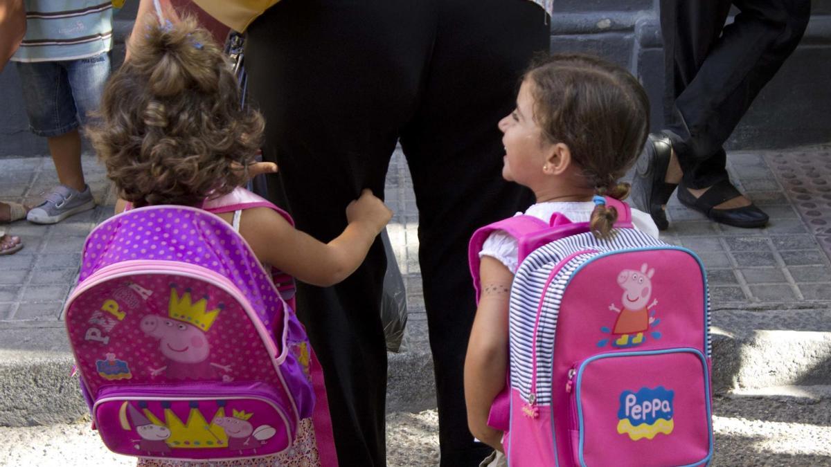 Dos pequeñas se dirigen a su primer día de curso escolar en el colegio Jardines del Valle de Sevilla en una imagen de archivo. / El Correo