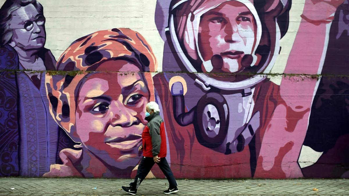 Un hombre pasa por el mural feminista en el polideportivo municipal de la Concepción que será próximamente borrado tras una iniciativa de Vox.