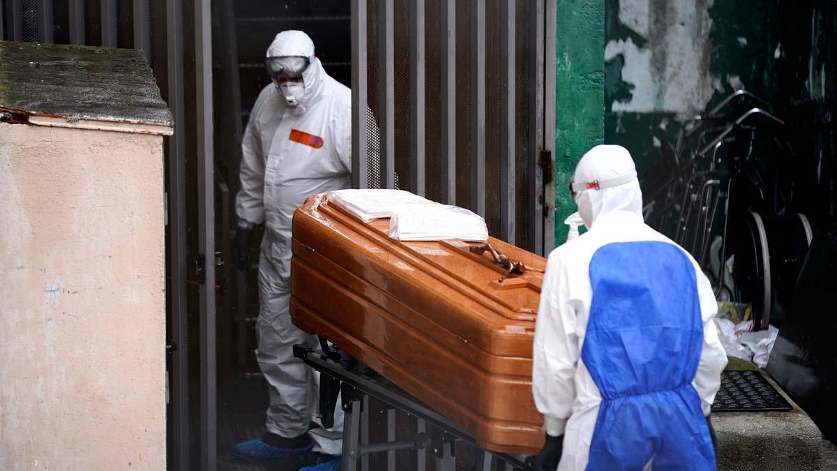 94.417 casos de coronavirus y 8.189 fallecidos en España, un 11,5 % más en 24 horas. En la foto, operarios de un servicio funerario se disponen a trasladar los cadaveres de varios ancianos fallecidos por coronavirus en el centro de mayores Vitalia, en la localidad madrileña de Leganés.