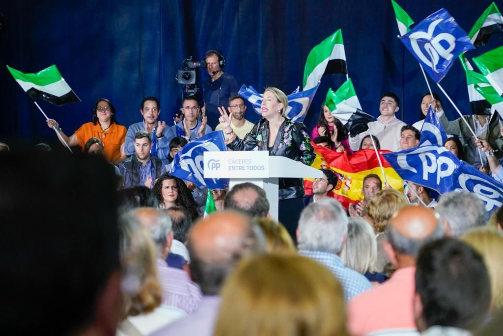 El presidente del PP, Alberto Núñez Feijóo, apoya en Cáceres a María Guardiola y a Rafa Mateos