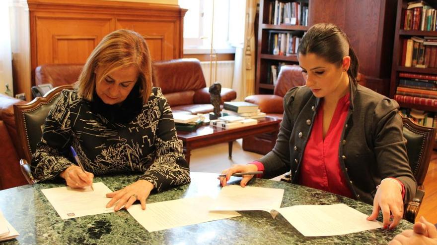 Carmela Silva y la alcaldesa de Moaña, en la firma del convenio.