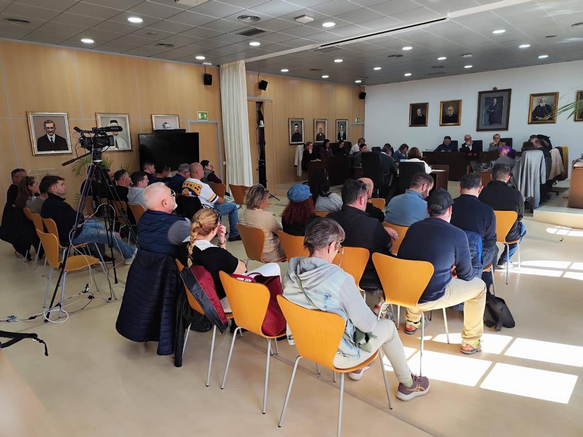 Una veintena de taxistas asistieron al pleno de Sant Josep.