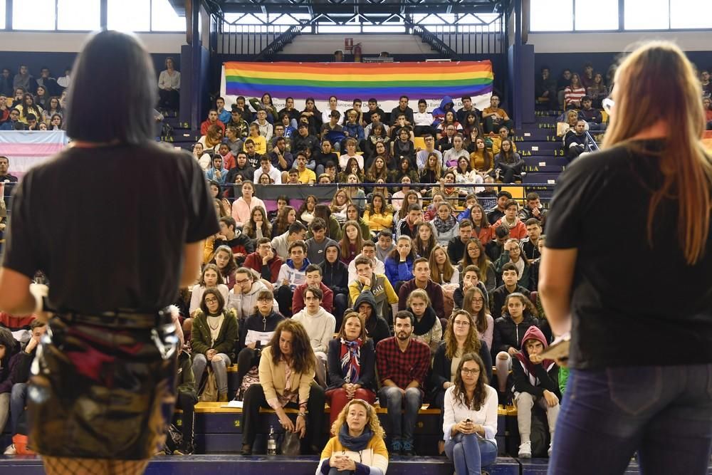 La diputada Carla Antonelli, con estudiantes de Secundaria en el Centro Insular de Deportes