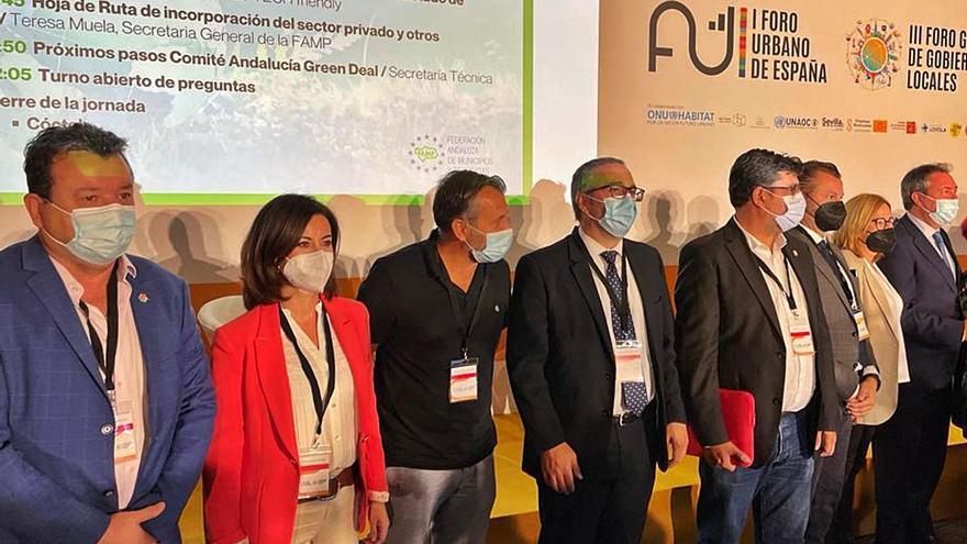 Teresa Ladrero junto a Luis Zubieta y otros alcaldes en el foro celebrado en Sevilla. | SERVICIO ESPECIAL