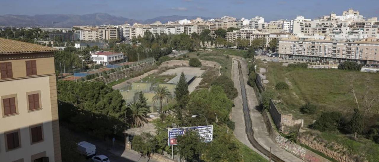 El antiguo canódromo -a la derecha- ocupa una superficie de 26.425 metros cuadrados, en la que se sembrarían árboles.