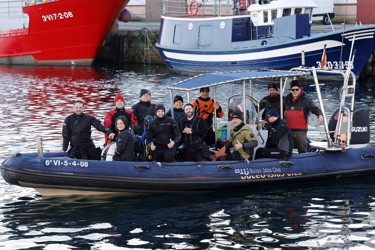 Miembros de Buceo Islas Cíes preparándose para una inmersión