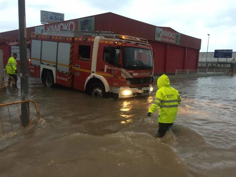 Desperfectos e inundaciones generadas por la tromba de lluvia que ha descargado en Torrevieja