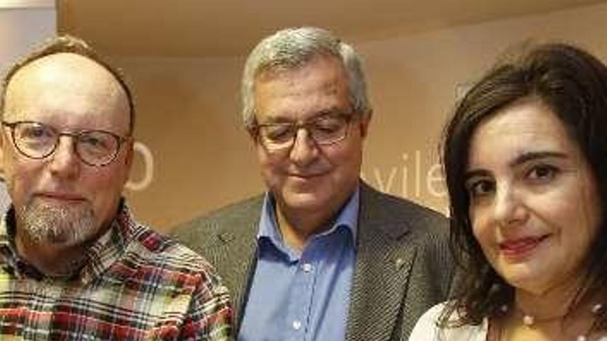 El donante Casto Lorenzo Fernández, Manuel Ángel Hidalgo y la concejala Yolanda Alonso.