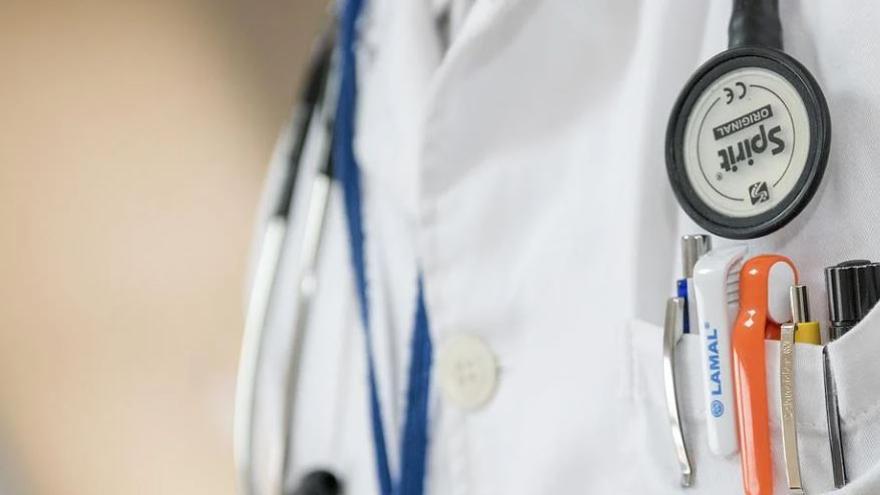 Detingut un metge per gravar els genitals d’un pacient durant una revisió