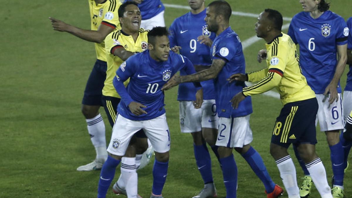 Carlos Bacca, segundo por la izquierda, empuja a Neymar, al final del partido entre Colombia y Brasil.