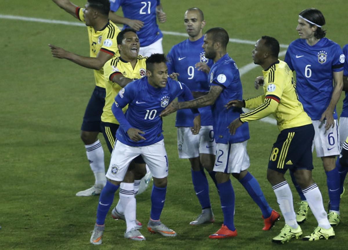 Carlos Bacca, segon per l’esquerra, empeny Neymar, al final del partit entre Colòmbia i Brasil.