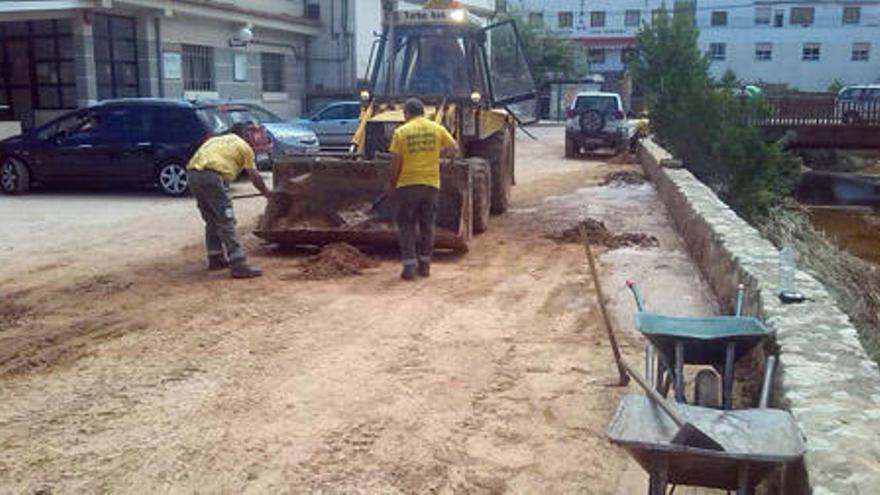 Agentes de Imelsa limpian calles.