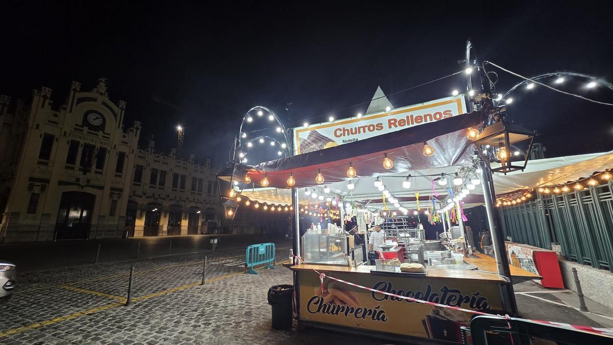 Puesto de venta de buñuelos en la Estación del Norte