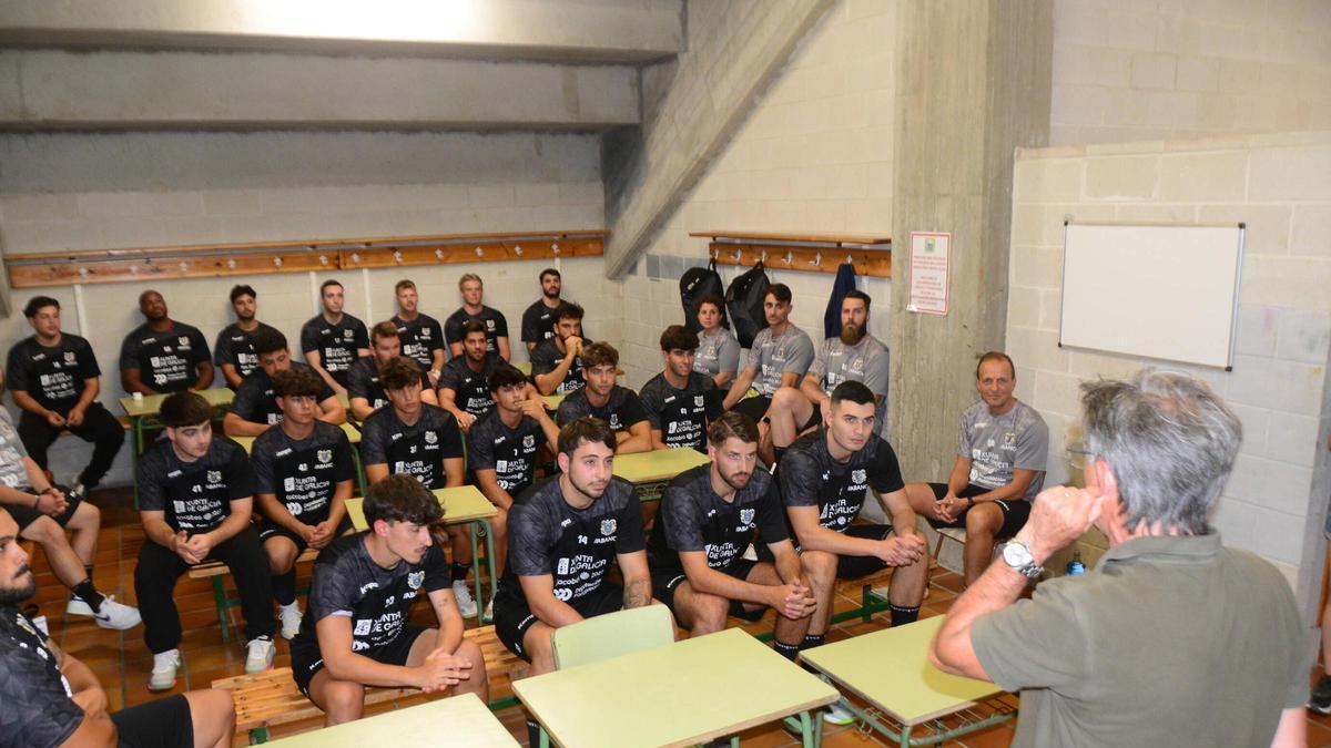 Alberto González, presidente del Frigoríficos del Morrazo, da la primera charla a cuerpo técnico y plantilla del equipo.