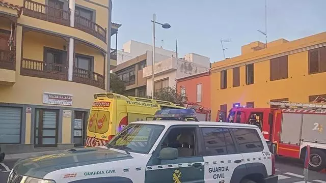 Efectivos de emergencia durante un incendio en Tenerife en el que resultaron heridos dos bomberos