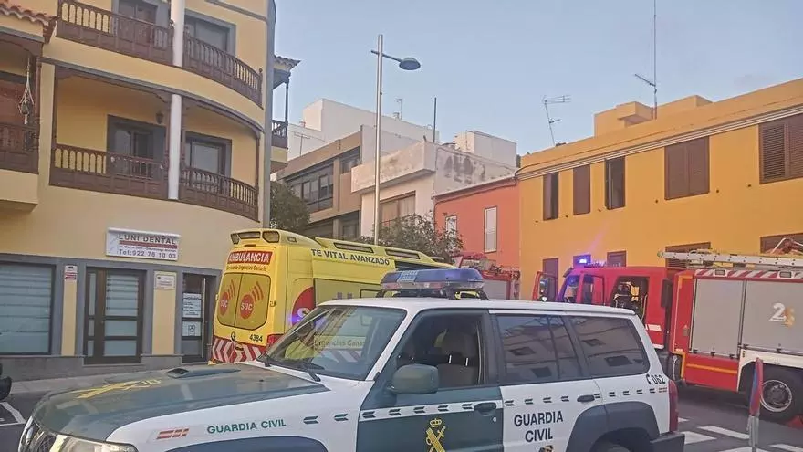 Efectivos de emergencia durante un incendio en Tenerife en el que resultaron heridos dos bomberos