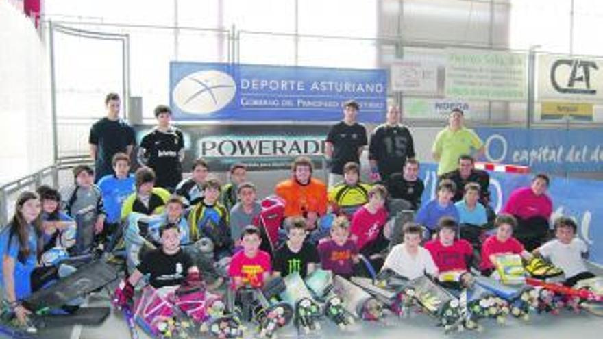 Todos los porteros participantes en el clinic de La Corredoria. / cp la corredoria