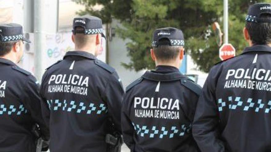 Agentes de la Policía Local de Alhama de Murcia.