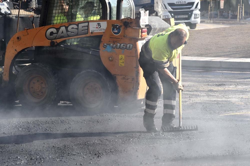 Obres per asfaltar la rotonda de la Bonavista