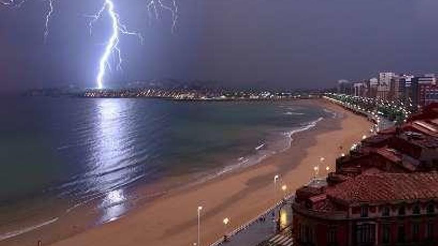 La lluvia provoca inundaciones y cortes de carretera y luz en la zona oriental, Villaviciosa y Grado