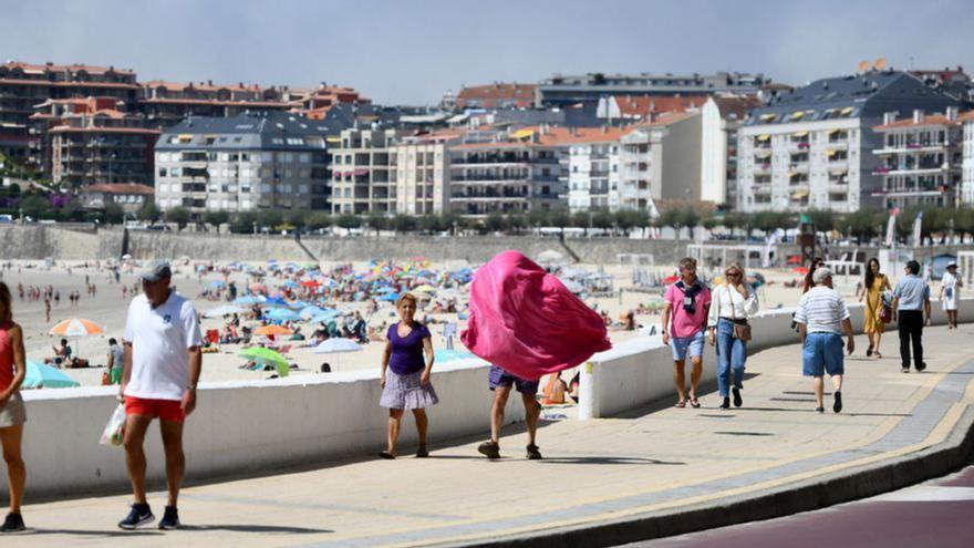 Edificios en primera línea de playa en Silgar.   | // GUSTAVO SANTOS