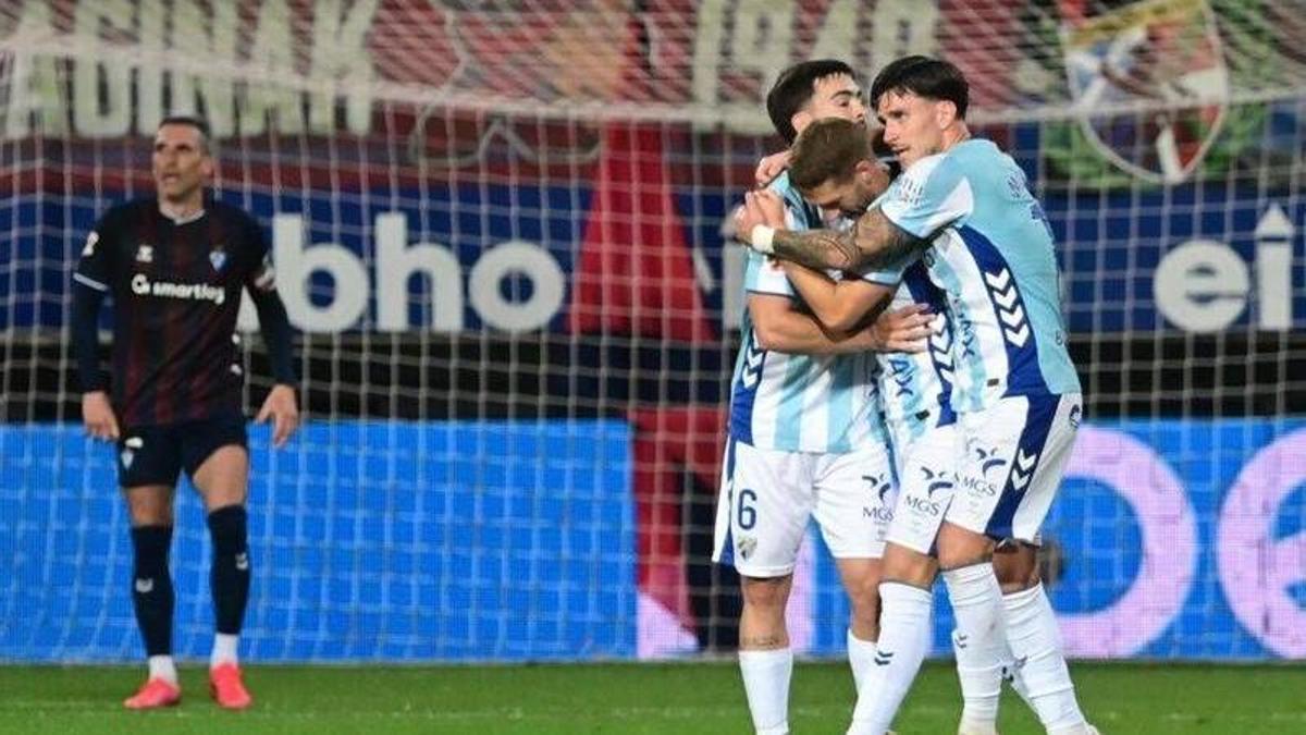 Jugadores del Málaga CF celebran un gol frente al Eibar.