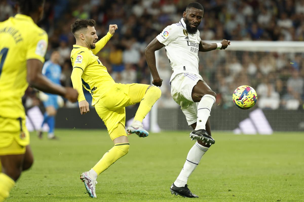 Álex Baena, jugador del Villarreal que fue agredido por Valverde, lucha por un balón en el Bernabéu.