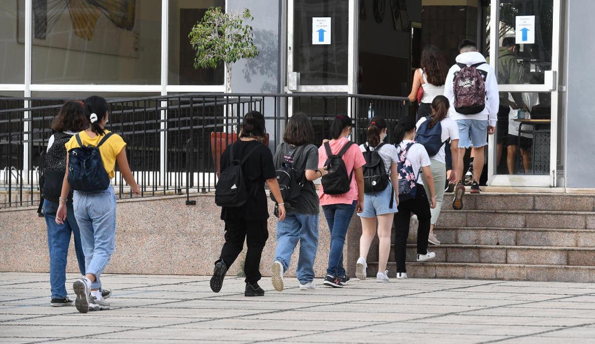 Alumnos de Secundaria regresan este miércoles a las aulas