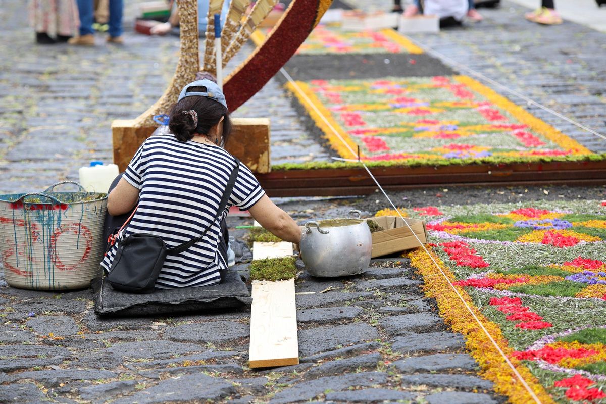 Una vecina participa en la elaboración de un tapiz.